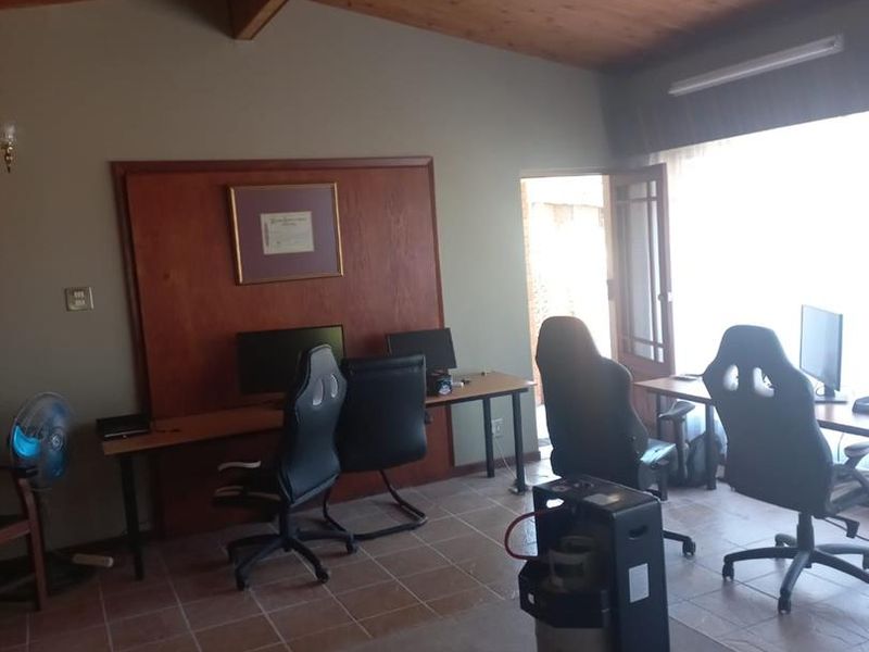 HOUSE WITH MULTIPLE OPPORTUNITIES FOR SALE!! - Photo 10