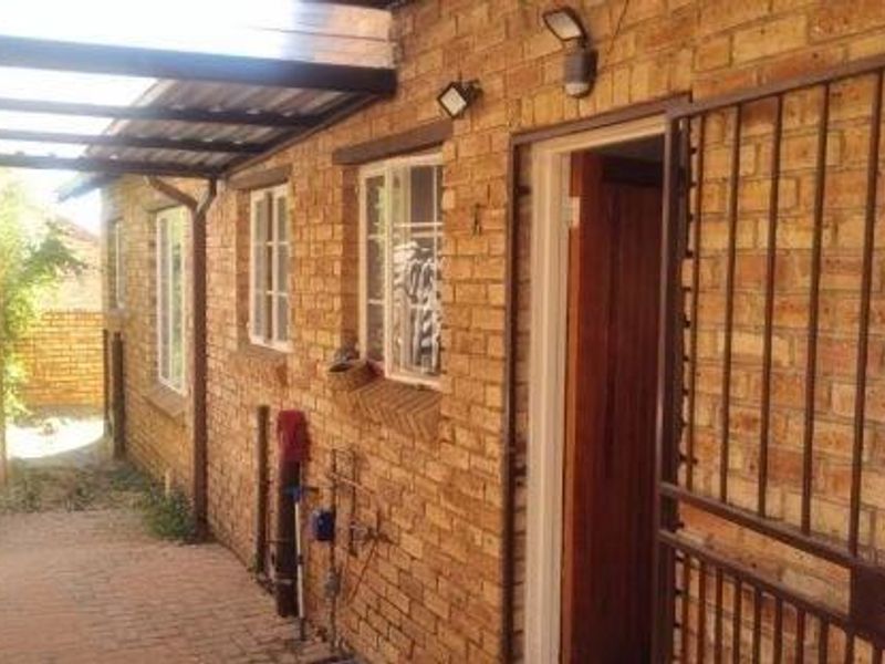 2 Bedroom House For Sale in Kosmosdal - Photo 6