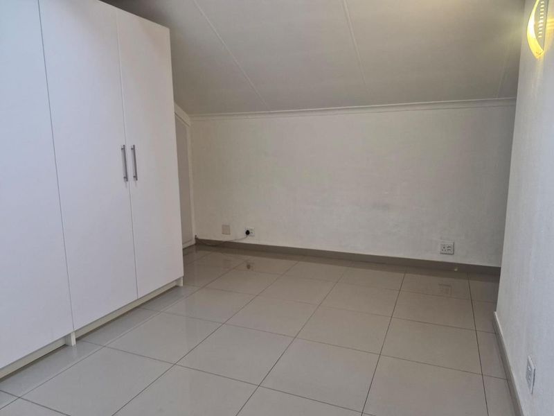 Renovated Top Floor Duplex Apartment - Photo 10