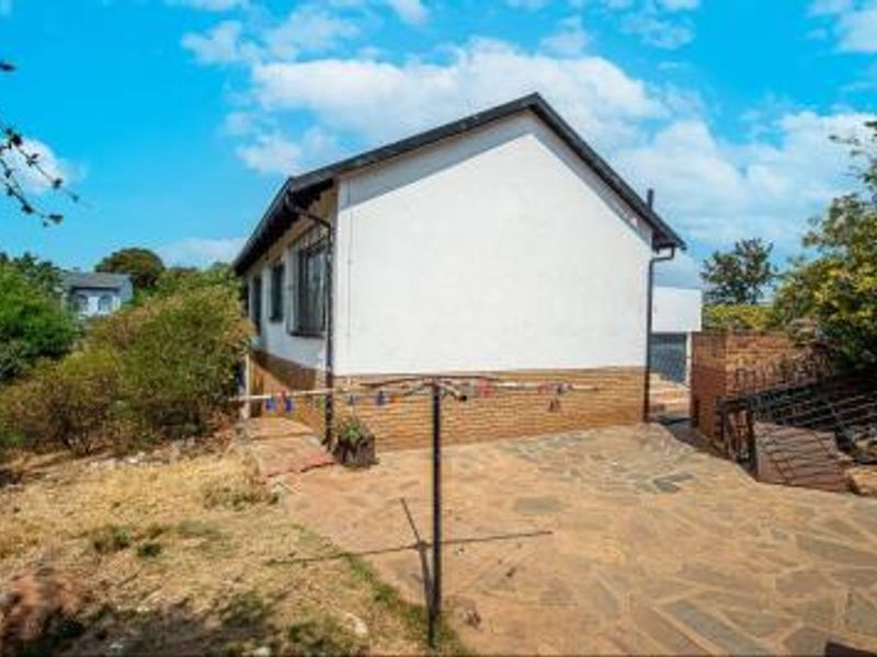 Lovely 3 Bedroom Family Home for Sale - Photo 2