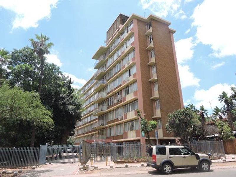 BACHELOR FLAT TO RENT IN SUNNYSIDE - Photo 2