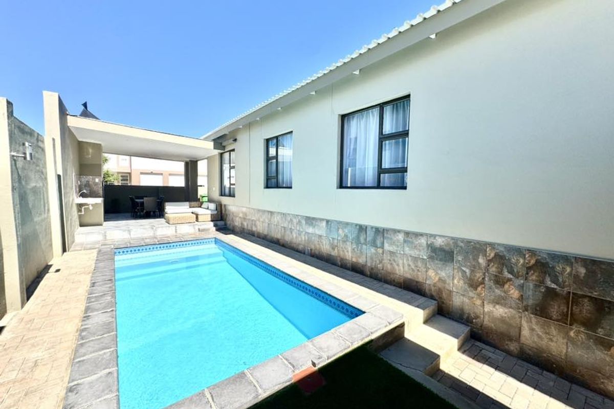 4 Bedroom House For Sale in Elisenheim - Photo 3
