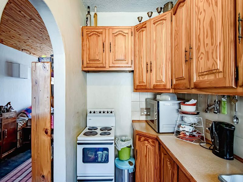 Attractive townhouse with potential. - Photo 10