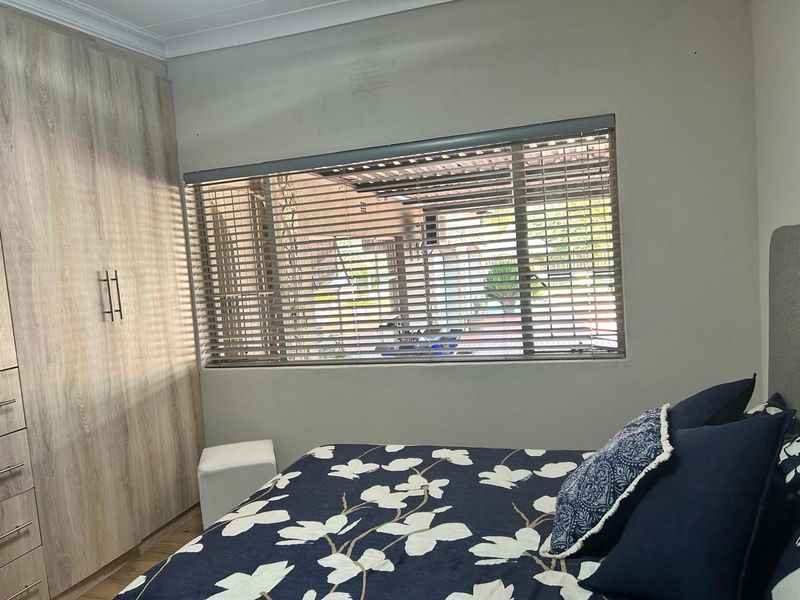 Spacious 3-Bed Home with Dual Flats - Photo 4