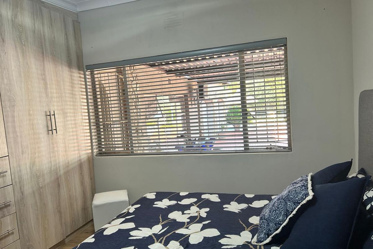 Spacious 3-Bed Home with Dual Flats - Photo 4