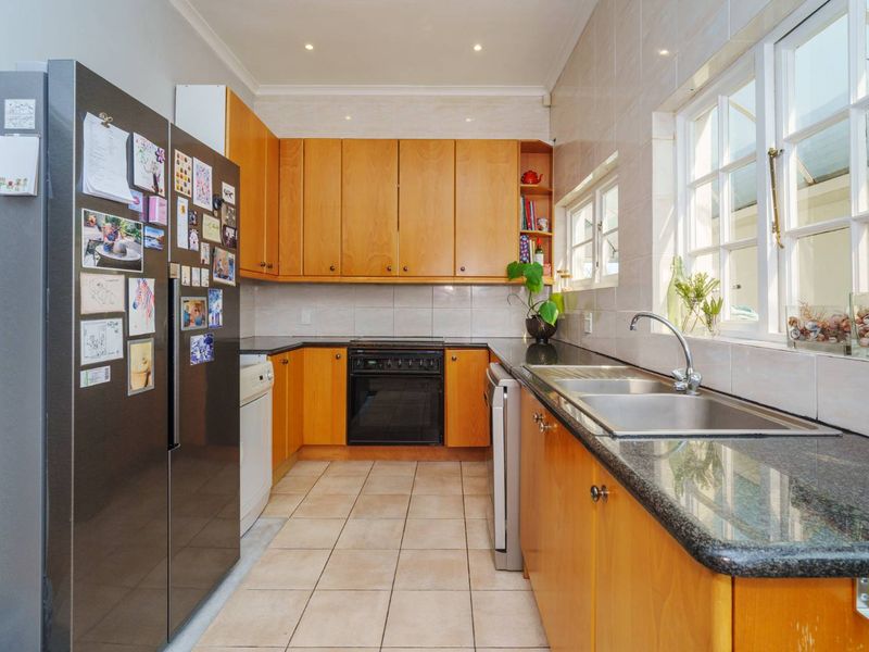 3-Bedroom Home with Studio Flat & Mountain Views – Prime Newlands Location! - Photo 10