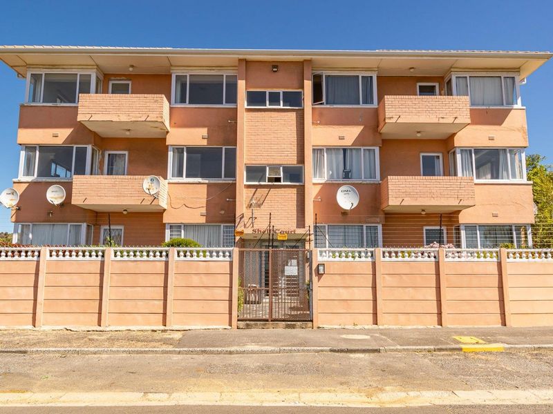 Lovely mountain views in a Central Location. - Photo 3