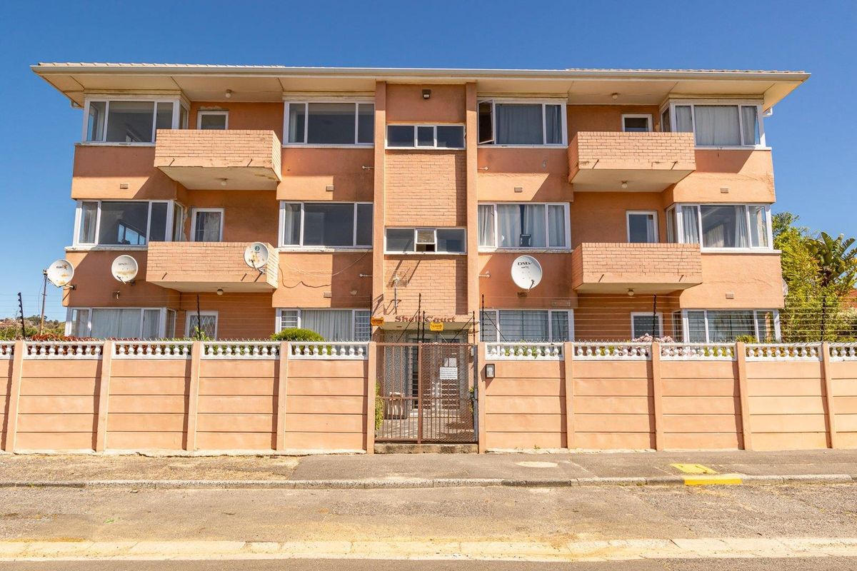 Lovely mountain views in a Central Location. - Photo 3