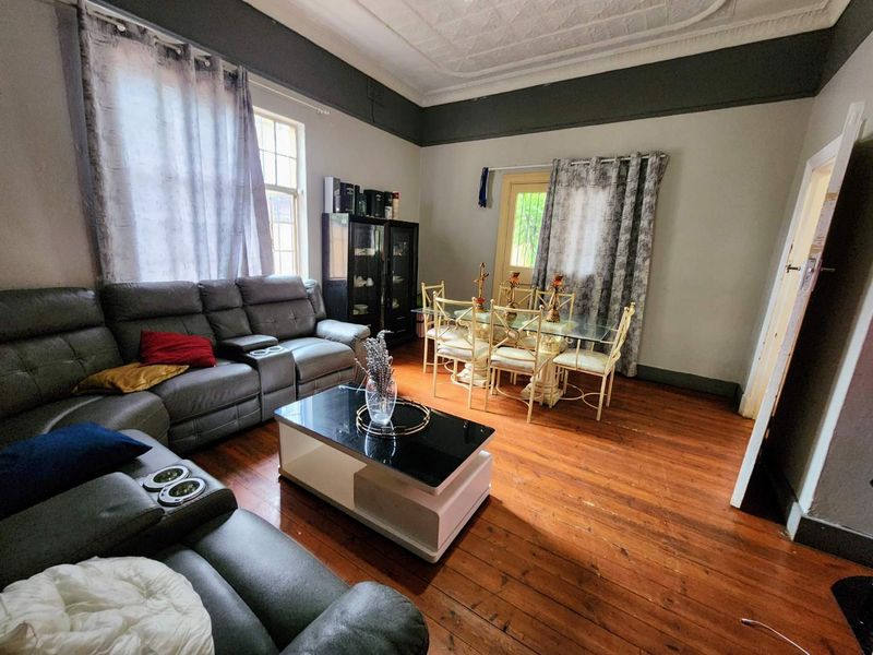 Unbeatable Versatility: High-Exposure Property Perfect for Business or family home - Photo 5