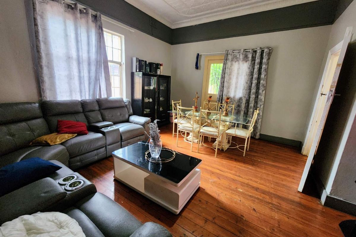Unbeatable Versatility: High-Exposure Property Perfect for Business or family home - Photo 5