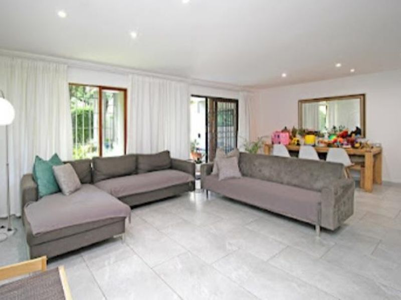 Renovated 3 bedroom Apartment in Strathavon - Photo 4