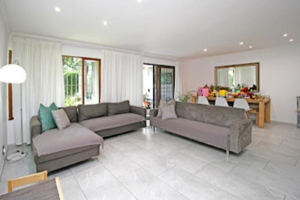 Renovated 3 bedroom Apartment in Strathavon - Photo 4