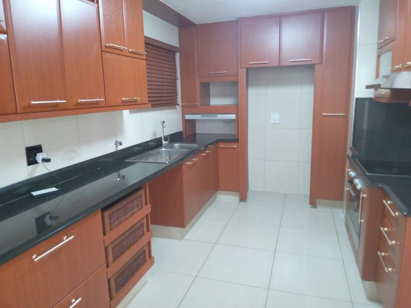 3 Bedroom townhouse with manned security, 2 garages and 1 parking for sale - Photo 9