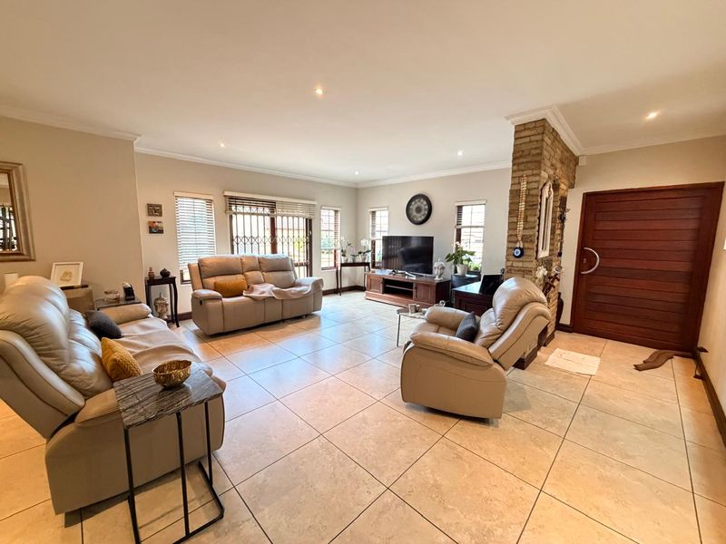 Sophisticated 4-Bedroom Double-Storey Cluster in Exclusive Ashley Gardens Estate - Photo 8