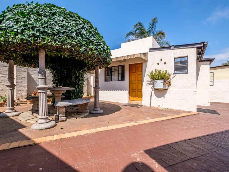 One of a kind - 8 home compound with 34 private rooms and multiple dwellings for sale in The Hill, Johannesburg South - Photo 7