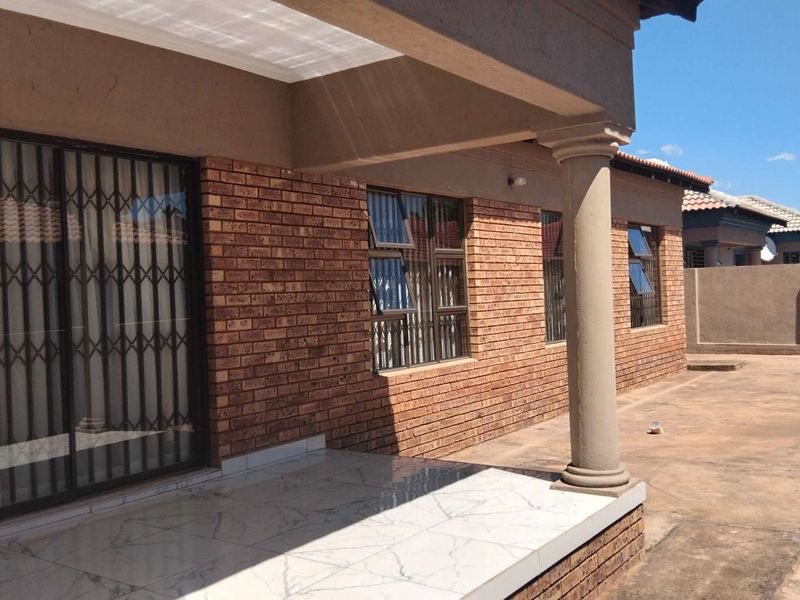 4 Bedroom House For Sale in The Orchards-Akasia - Photo 8