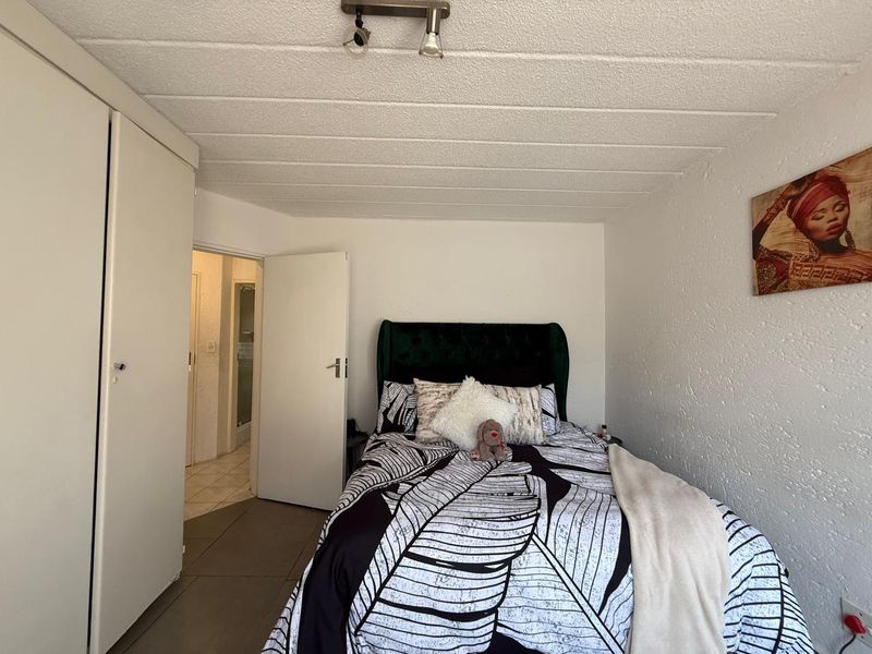 Charming 2-Bedroom Apartment in Sandown - Sole Mandate - Photo 5