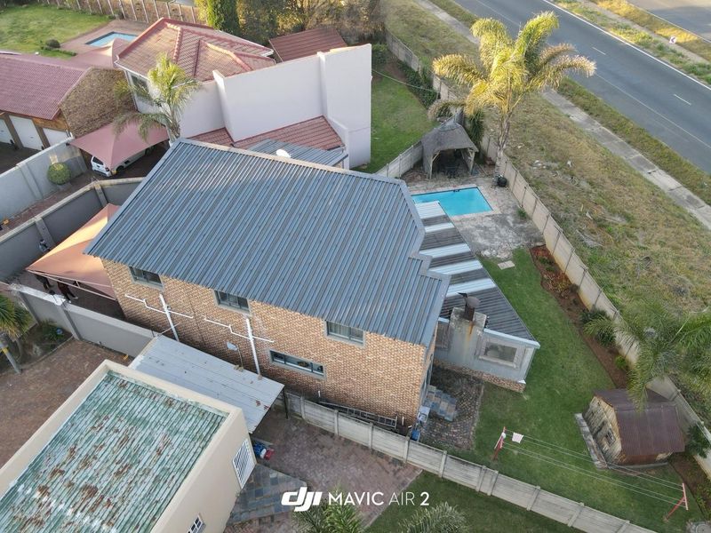 Secure Family Home For Sale in Terenure Kempton Park: Spacious Townhouse with Pool & Prime Security - Photo 3