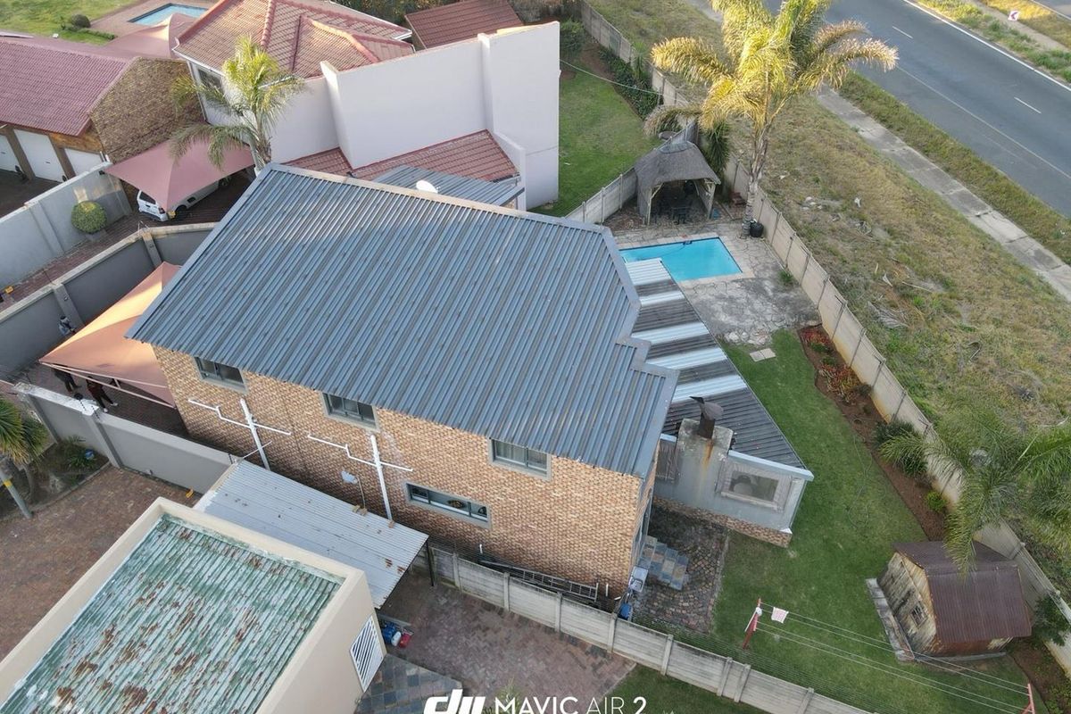 Secure Family Home For Sale in Terenure Kempton Park: Spacious Townhouse with Pool & Prime Security - Photo 3