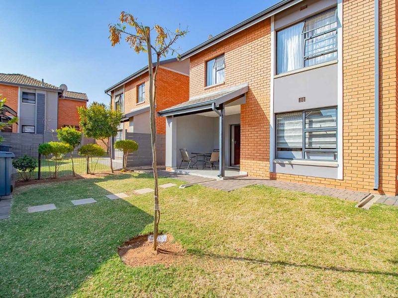 Stylish 3-Bedroom Townhouse for Sale in Zambezi Manor Lifestyle Estate - Photo 2