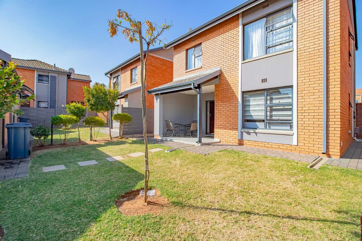 Stylish 3-Bedroom Townhouse for Sale in Zambezi Manor Lifestyle Estate - Photo 2