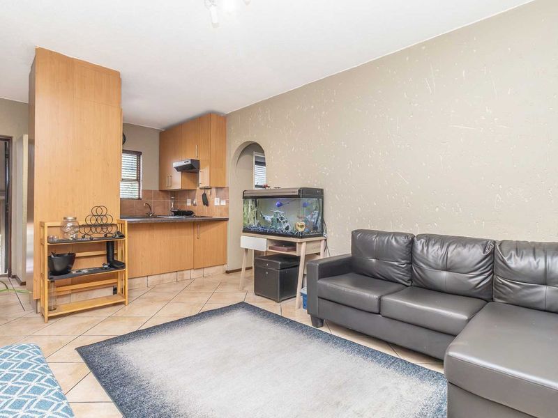 Charming 1-Bedroom Apartment in Popular Montserrat, Lonehill - Photo 4