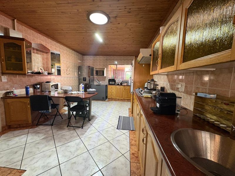 Investor's Dream Home - 5 Bedroom Energy Efficient Home with Large Flatlet and Pool - Photo 2