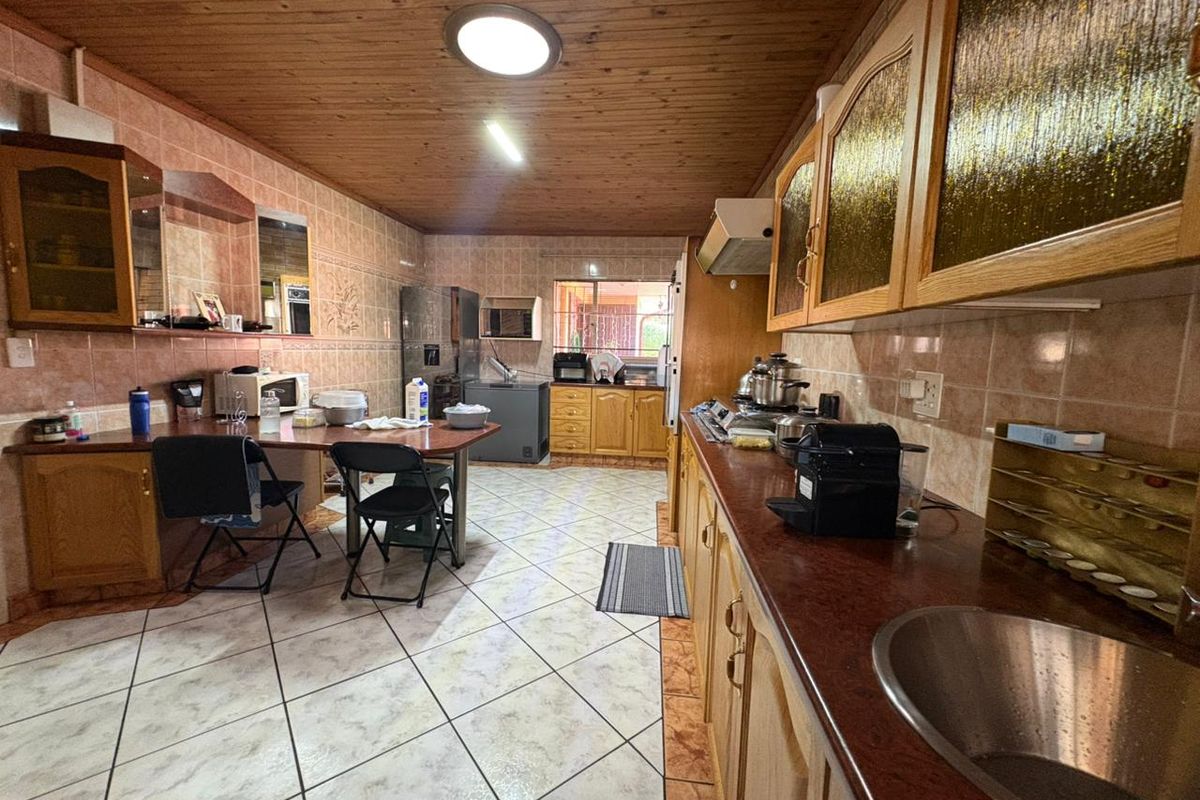 Investor's Dream Home - 5 Bedroom Energy Efficient Home with Large Flatlet and Pool - Photo 2