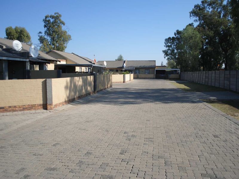 Charming Secure Complex Townhouse unit for sale (Exclusive Mandate) - Photo 4
