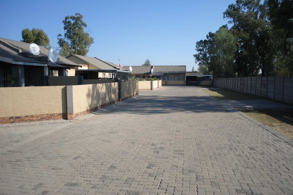 Charming Secure Complex Townhouse unit for sale (Exclusive Mandate) - Photo 4