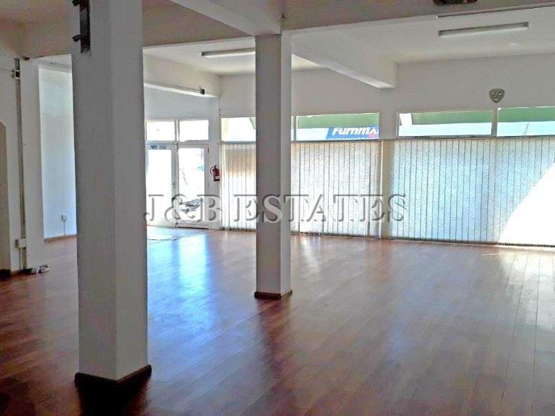Prime Investment Opportunity: Mixed-Use Building with 2 Commercial Spaces & 3 x 2-Bedroom Flats - Photo 2