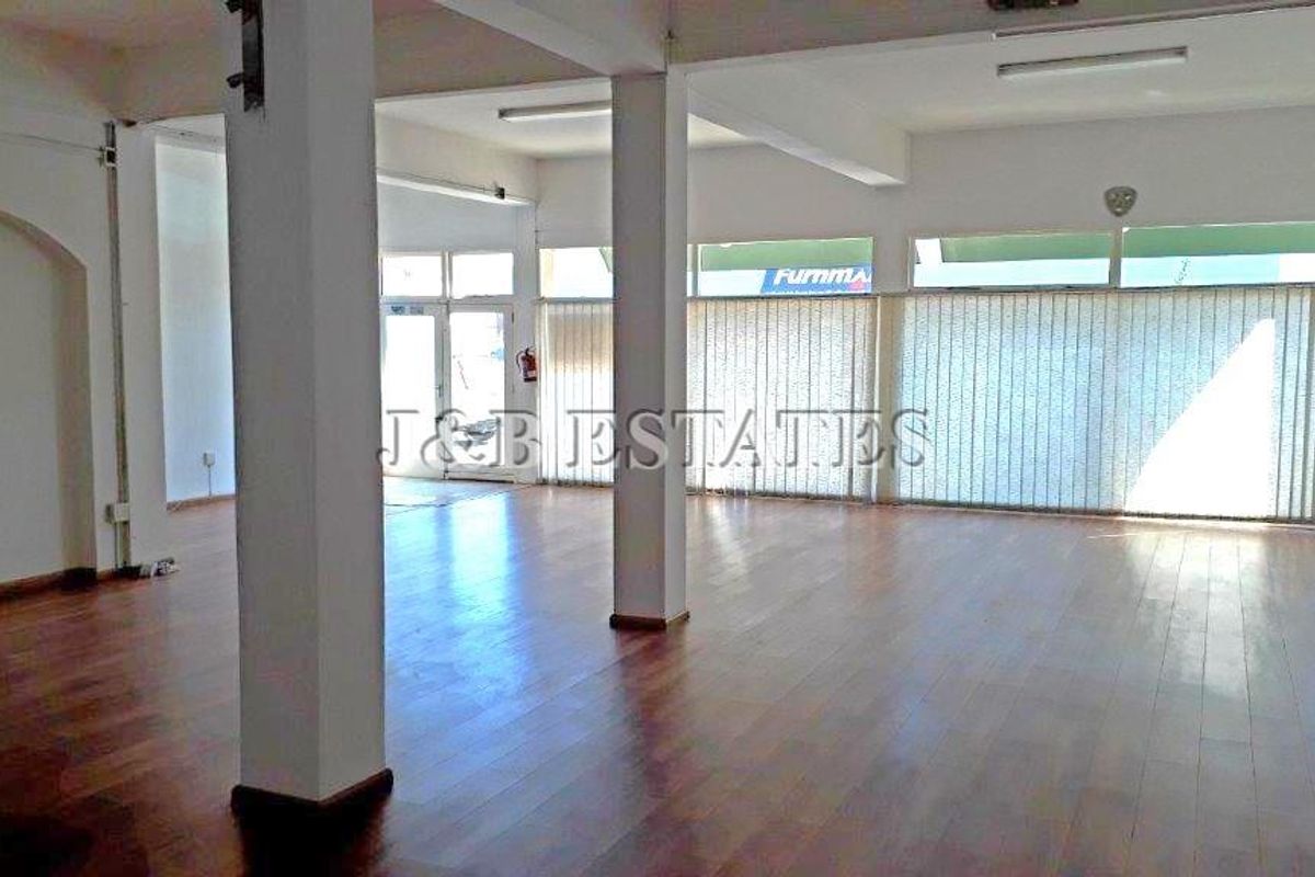 Prime Investment Opportunity: Mixed-Use Building with 2 Commercial Spaces & 3 x 2-Bedroom Flats - Photo 2