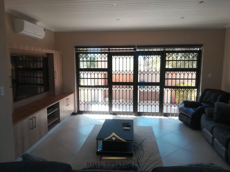 LUXURY 4 BEDROOM HOUSE - TSUMEB - Photo 2