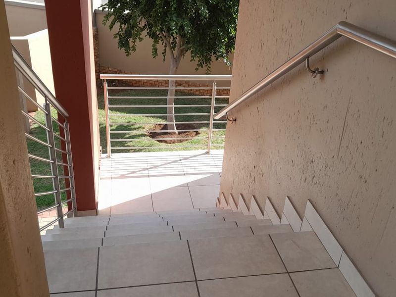 Stunning 2 bedroom unit in secure complex - Photo 6