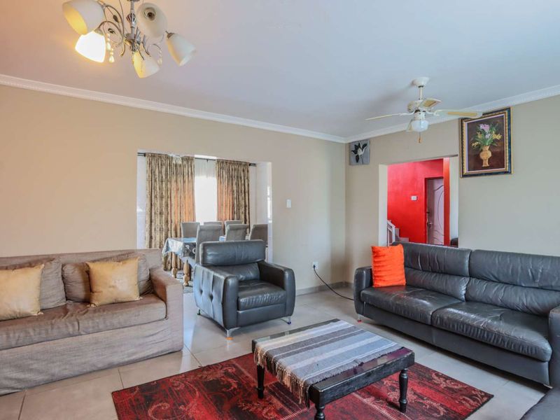 6-Bedroom Double-Storey + 2 Income-Generating Flats – Earn R11,000pm! - Photo 10