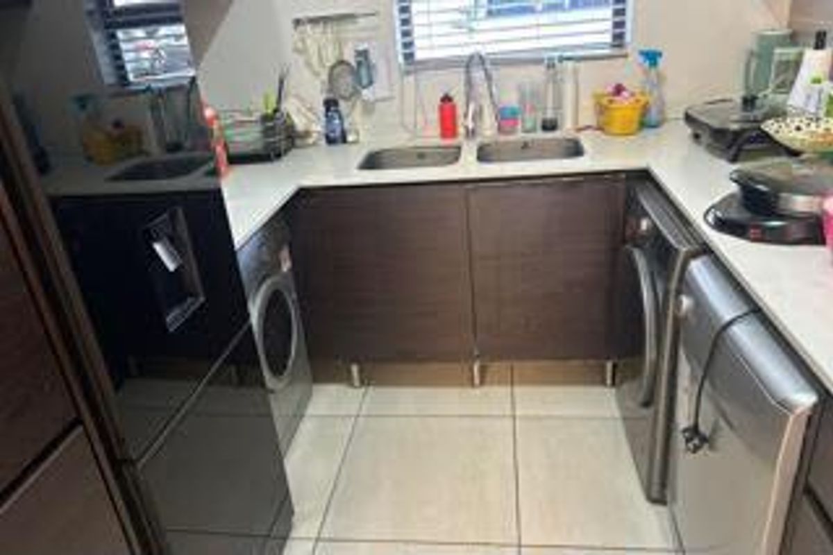 Modern 3 Bedroom for Sale - Photo 3