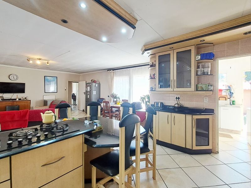 4 Bedroom House for Sale in Brackendowns - Photo 3