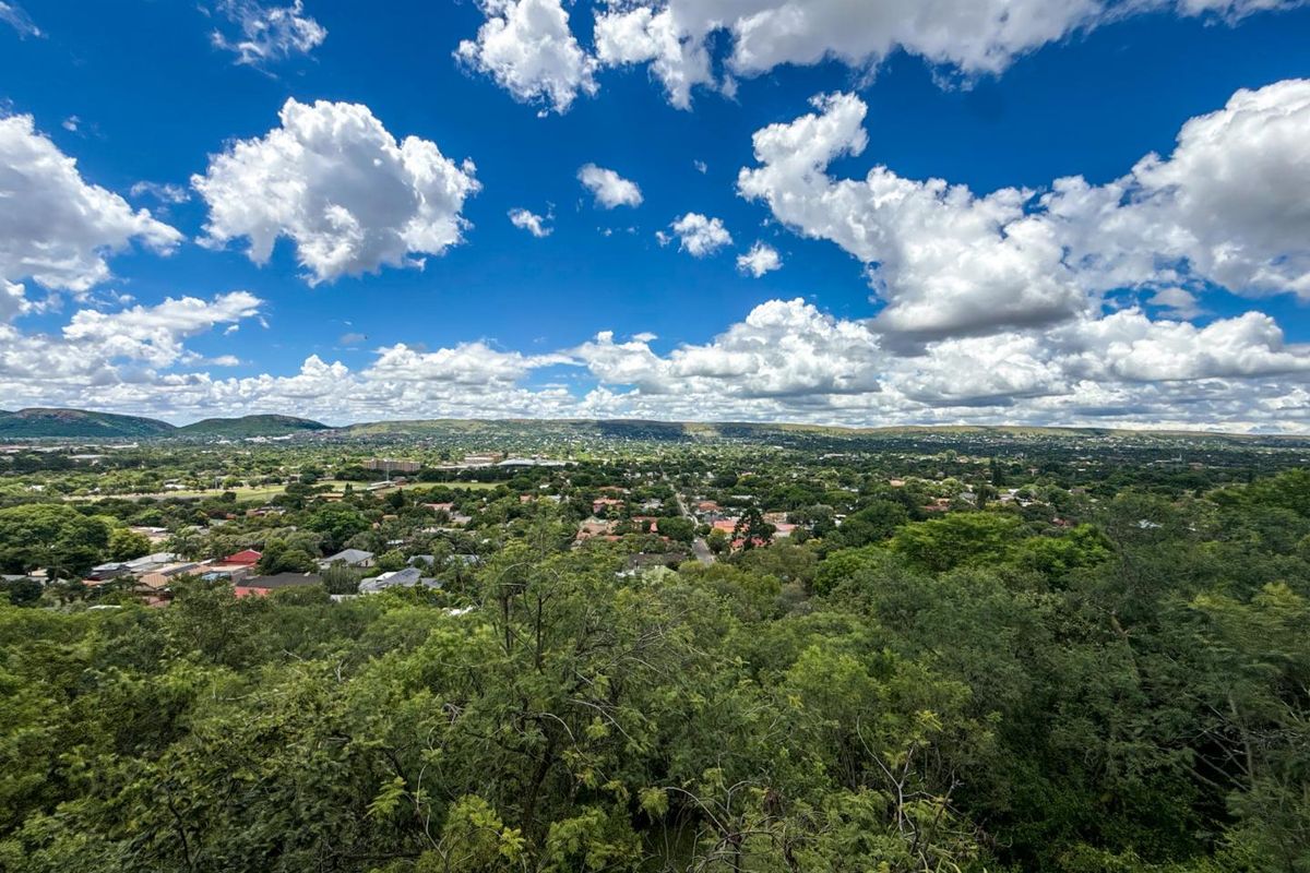 Pretoria's Best-Kept Secret | 3 Bed 2 Bath Home with Unbeatable Views for sale - Photo 2