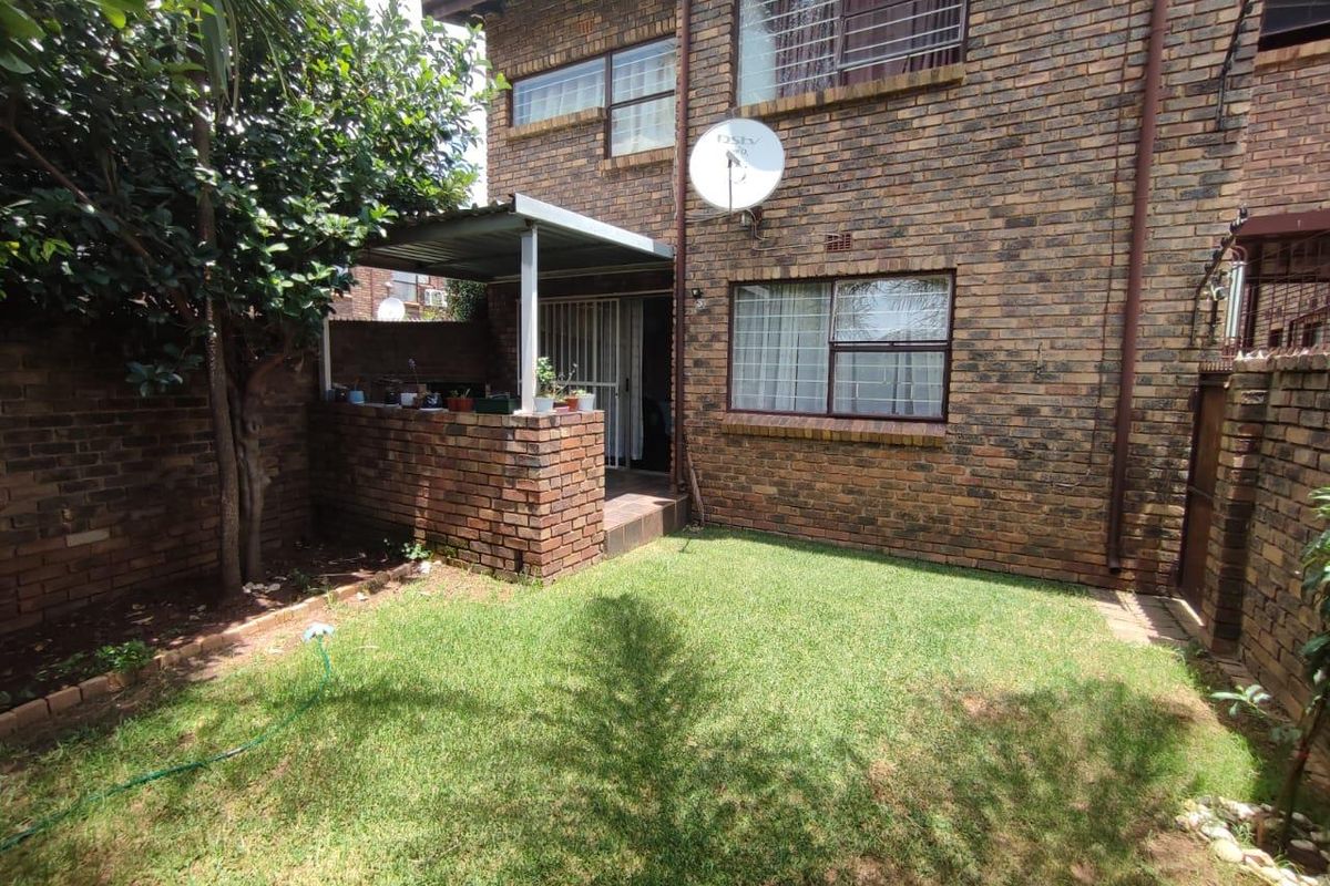 LOOKING FOR A LOVELY, EASY-TO-OWN APARTMENT IN A PEACEFUL NEIGHBOURHOOD? LOOK NO FURTHER! - Photo 5