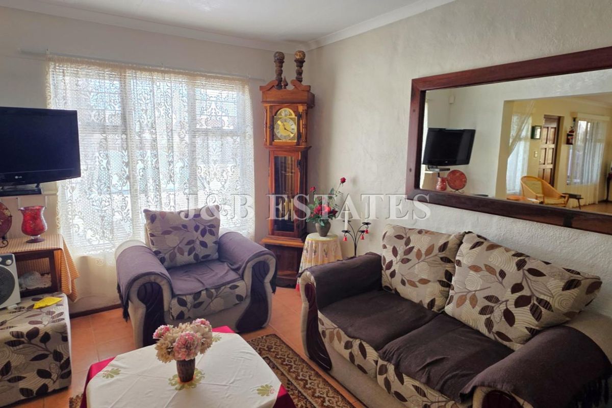 4 Bedroom House With 2 Bedroom Flat - Photo 3