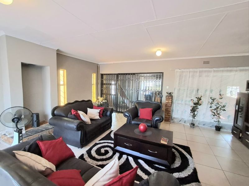 Newly Renovated 3-Bedroom Home with Flatlet & Entertainment Area - Photo 10