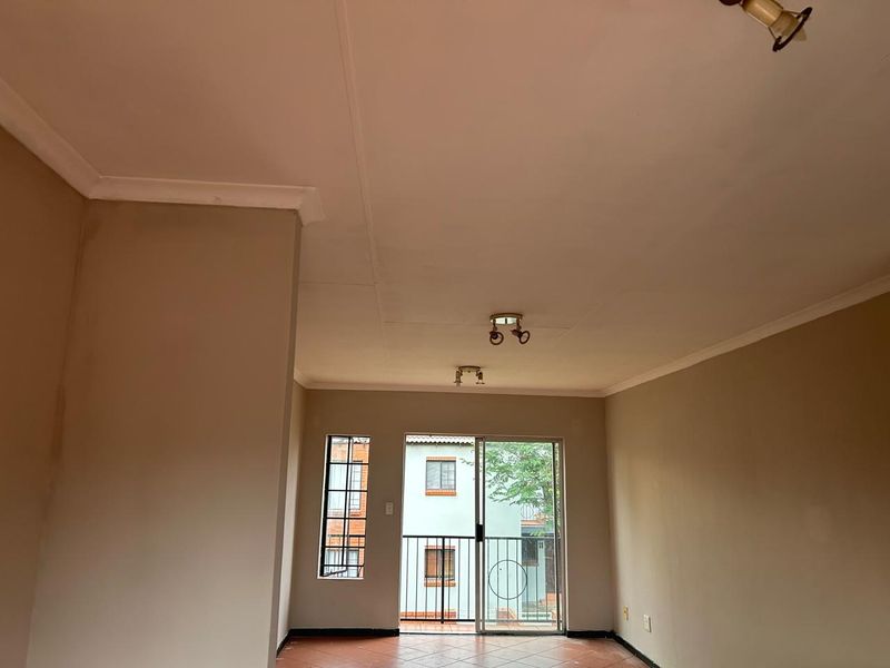 Tranquil Living Space! - Photo 4