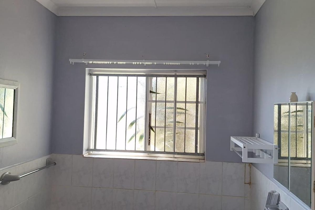 Charming 2 Bedroom House to rent in Beacon Bay - Photo 2