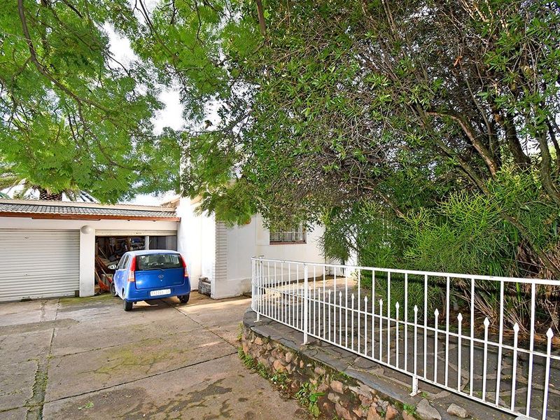 Spacious Home with Cottage, Laundry and Lush Greenery - Photo 7