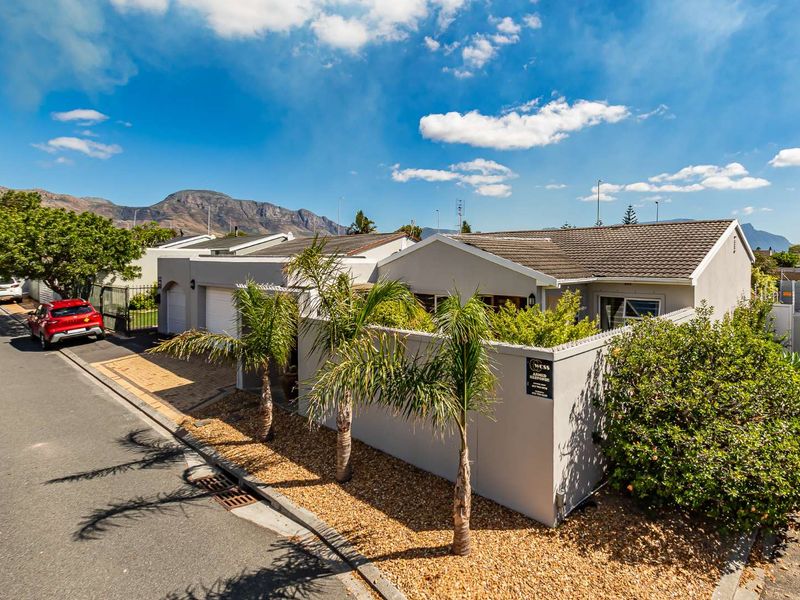 STUNNING HOME IN SOUGHT-AFTER KLEIN WASSENAAR - Photo 2