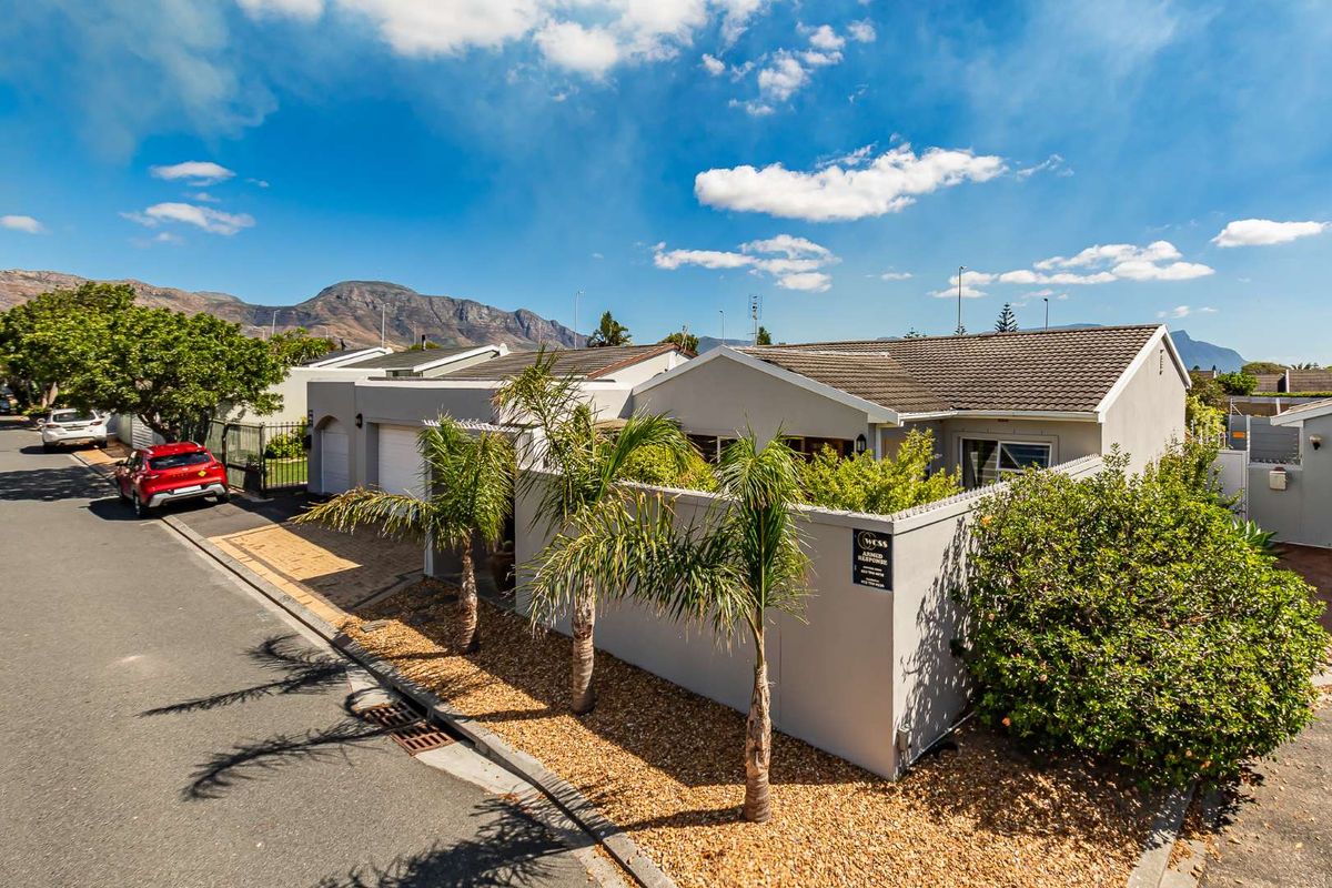 STUNNING HOME IN SOUGHT-AFTER KLEIN WASSENAAR - Photo 2