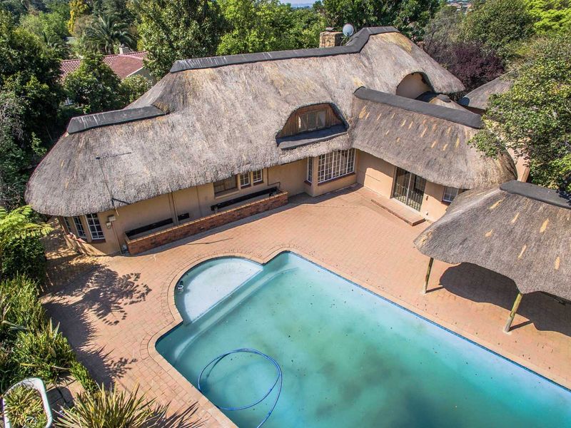 LUXURIOUS FAMILY HOME WITH BACHELOR FLAT & KOI POND - Photo 2