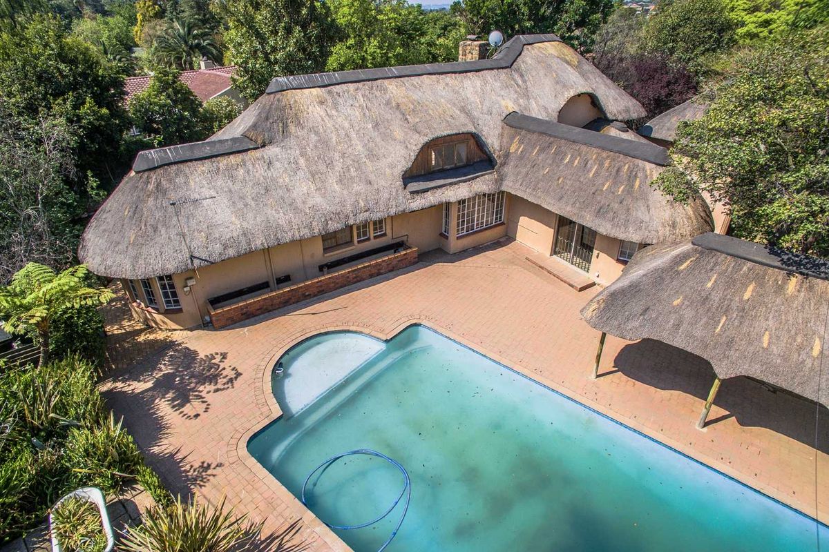 LUXURIOUS FAMILY HOME WITH BACHELOR FLAT & KOI POND - Photo 2