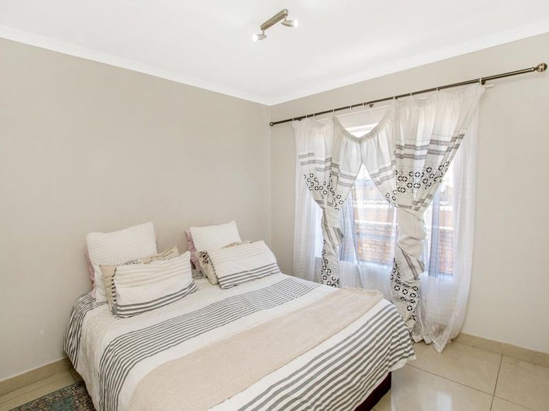 Neat 2 bedroom 1 bathroom unit for sale in Honey Park Roodepoort - Photo 9