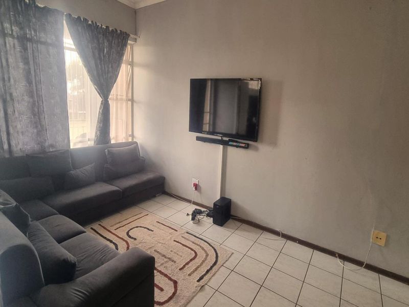 Cozy 2 Bedroom Unit with Balcony & Pool Access - Photo 3